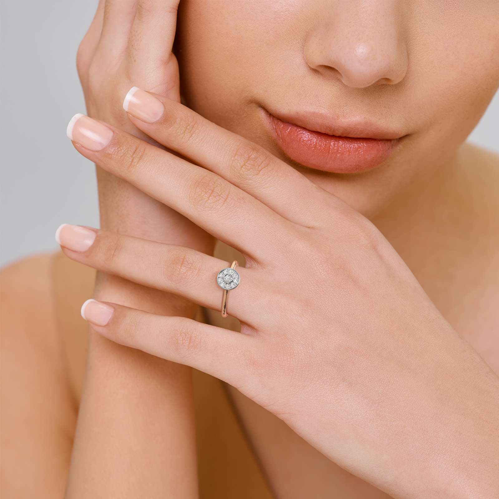 Centre of Gravity Round Diamond Ring